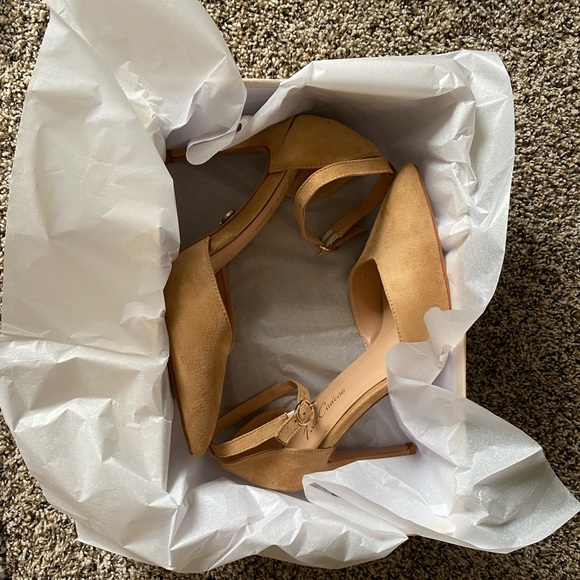 NIB Women’s Petit Cadeau Carolyn Tan Pointed Pumps - Picture 3 of 8